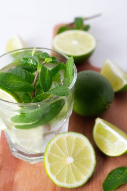 Mojito limon ve nane ile yakın çekim