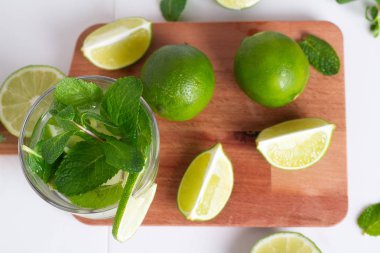 Mojito, içki, limon ve nane üstten görünüm