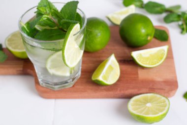 Mojito, içki, limon ve nane ile buz beyaz bir arka plan üzerinde