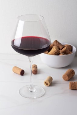 bir bardak kırmızı şarap ve şarap corke