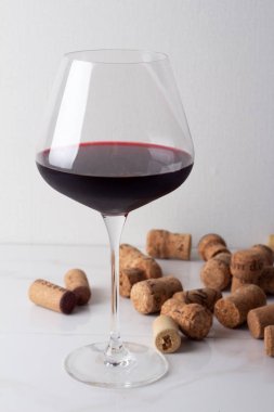 Beyaz backgroundd üzerinde kırmızı şarap ve şarap mantarlar