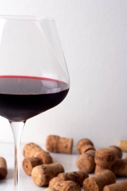 kırmızı şarap bir bardak ve şarap mantarlar yakın çekim