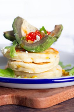 Krep avokado ve havyar beyaz tabakta yakın çekim