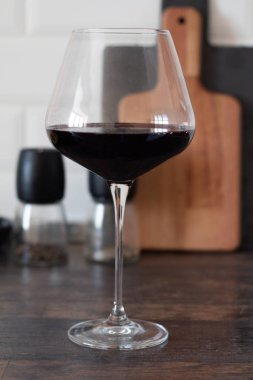 Masada bir kadeh şarap.