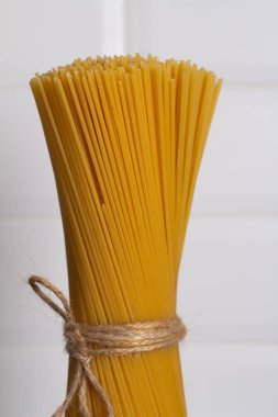 spagetti üzerinde beyaz arka plan yakın çekim