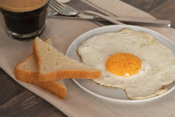 Sahanda yumurta, tost ve kahve