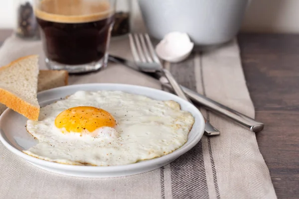 Äggröra Och Kaffe För Breakfas — Stockfoto