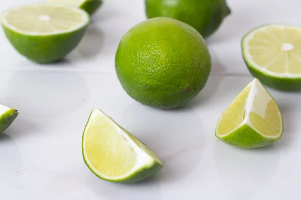 Rodajas Lima Sobre Fondo Blanco Primer Plano — Foto de Stock