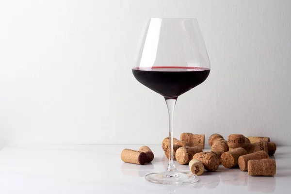 Red Wine Glass Wine Corks White Background — Stock Photo, Image