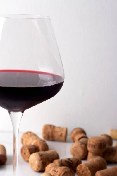 kırmızı şarap bir bardak ve şarap mantarlar yakın çekim