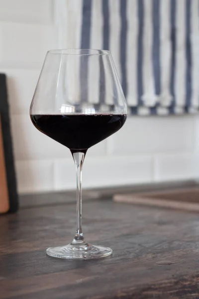 ahşap masa üstünde Şarap kadehi