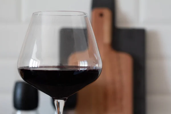 Ein Glas Wein Auf Einem Tisch Großaufnahme — Stockfoto