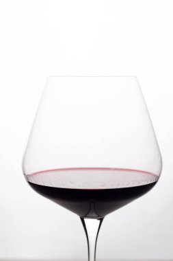 bir beyaz arka planı kapat-u kırmızı şarap ile ince cam bardak