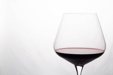 beyaz bir adam kırmızı şarap ile ince cam bardak