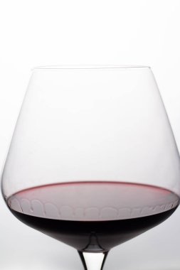 Kırmızı galibiyetle ince cam bardak