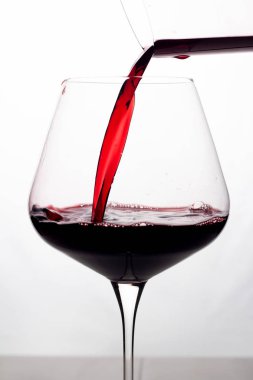 Kırmızı şarap bir şarap bardağına dökülür.