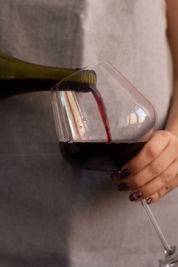 kadın önlük kırmızı şarap glas dökülen.