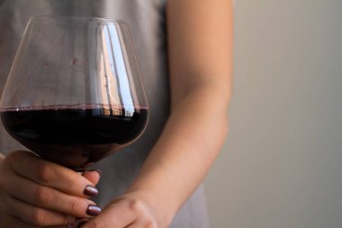 bir bardak şarap yakın u tutan eller