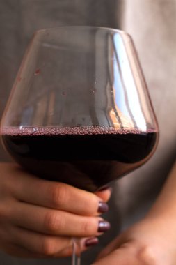 bir bardak kırmızı şarap yakın u ile tutan eller