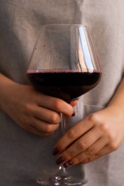 bir bardak şarap ile gri bir adam üzerinde tutan eller