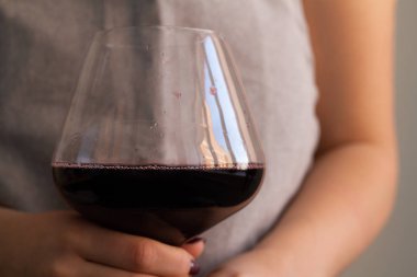 kazanmak bir bardak tutan eller