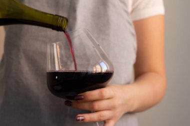 eller bir bottl şarap dökme