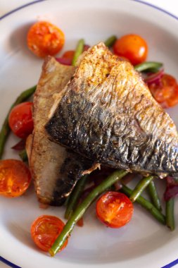 bir plat sebze ile kızarmış uskumru