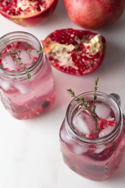 Nar ile bir bardak ve buz ve nar dilim ile kekik içiyorum