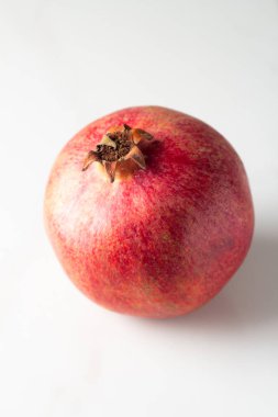 Beyaz arkaplanda kırmızı nar