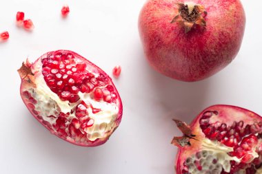 Kırmızı nar ve nar taneleri üstte yakın çekim görüntülemek