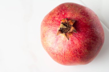 beyaz mermer zemin üzerine kırmızı nar kapatmak kadar üstten görünüm