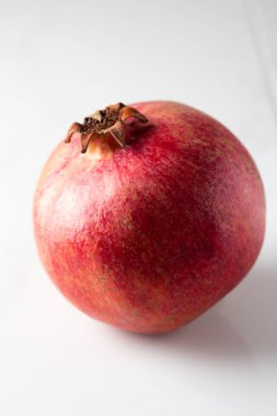 Nar beyaz mermer zemin yakın çekim üzerinde