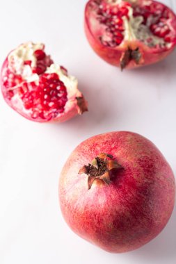 Kırmızı nar ve nar taneleri üzerinde mermer arka plan yakın çekim