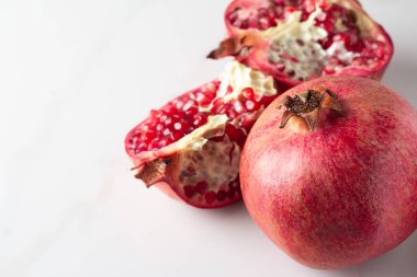 Kırmızı nar ve nar taneleri yakın çekim ve metin için yer