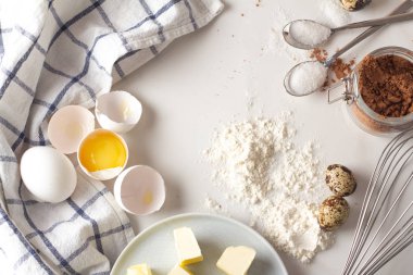 malzemelerin üzerine beyaz adam pişirme