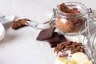 Beyaz adam üzerinde çikolata kurabiye pişirme için malzemeler