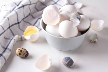 tabl tabağa bıldırcın ve tavuk yumurta