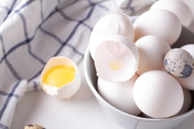 bir gri plaka closeu bıldırcın ve tavuk yumurta