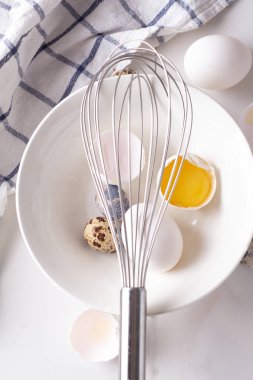bir tabak ve bir whis kırık yumurta