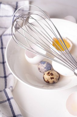 Beyaz adam üzerinde plaka ve çırpma teli closeup kırık yumurta