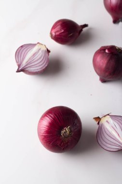 soğan, kırmızı soğan, sebze, vitaminler, organik ürünler, beyaz arka plan, tarım ürünleri, bahar, yaz, madde, bıçak, kesme tahtaları, ahşap tahta, havlu, plaka, tex için yer