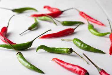 biber biber, acı biber bir beyaz arka planı kapat-u