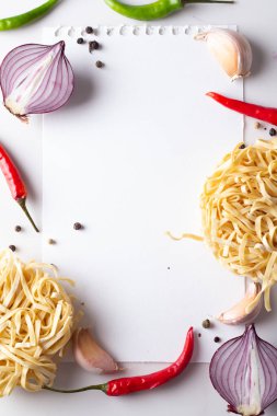 beyaz bir adam üzerinde boş kağıt, biber, soğan, baharat ve yumurta noodle