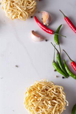 yumurta noodle ve biber beyaz bir adam üzerinde