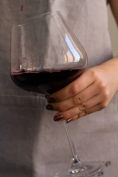 Mains Féminines Tenant Verre Avec Vin Rouge Sur Fond Gris — Photo