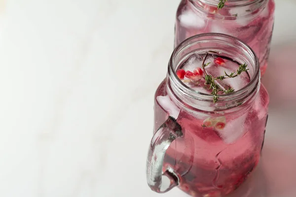 Refrescante Bebida Con Granada Tomillo Sobre Fondo Blanco Lugar Para — Foto de Stock