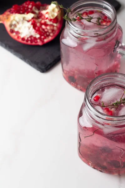Refreshing Drink Pomegranate Thyme Ice Pomegranate Slice — Stock Photo, Image