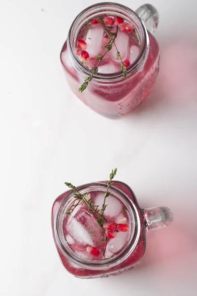 Refreshing Drink Glass Pomegranate Thyme Ice Pomegranate Slices Top View — Stock Photo, Image