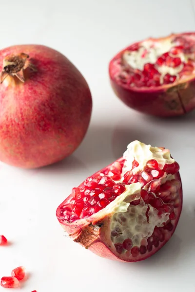 Kırmızı nar ve nar taneleri