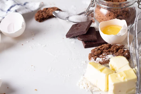 tex için beyaz bir arka plan ve bir yer çikolatalı kurabiye için malzemeler